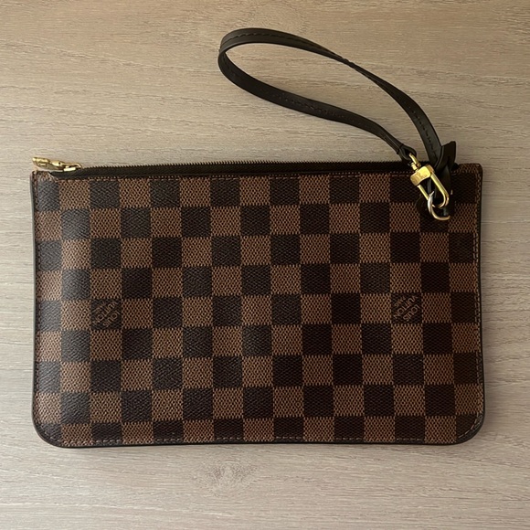 This is an authentic LOUIS VUITTON Monogram Neverfull MM Pochette. - Picture 1 of 3